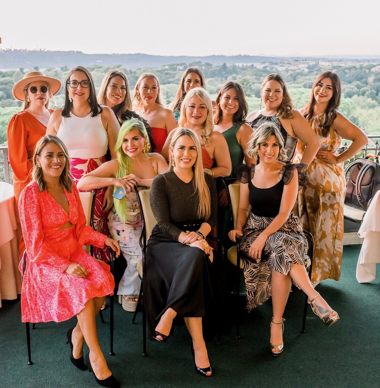 Grupo de mujeres empresarias latinas en retiro de lujo en Francia.